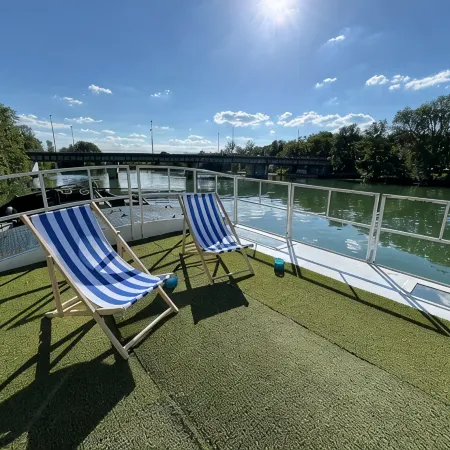 Cosy and convivial houseboat