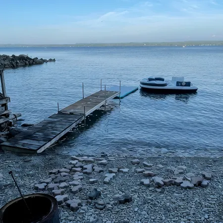 Relax with the whole family at this peaceful waterfront cottage.