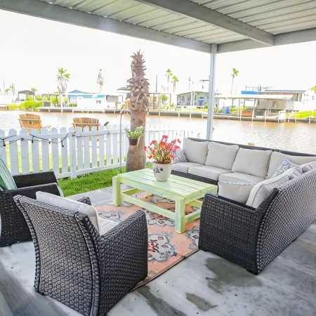 (RV2) Paradise in Sargent. Saltwater canal, minutes to ICW and beach.