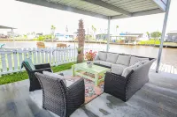(RV2) Paradise in Sargent. Saltwater canal, minutes to ICW and beach.
