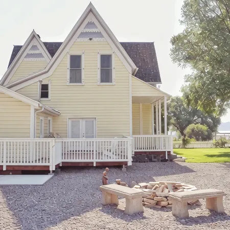 Relaxing Home W/HUGE Yard & Firepit!