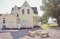 Relaxing Home W/HUGE Yard & Firepit! - Homestays