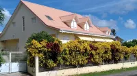 Large, well-equipped apartment in a villa 5 minutes' walk from the beaches