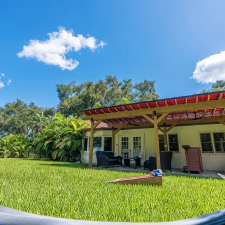 Private Brandon Oasis  Family home w/ Full outdoor kitchen & Bar+ Game room