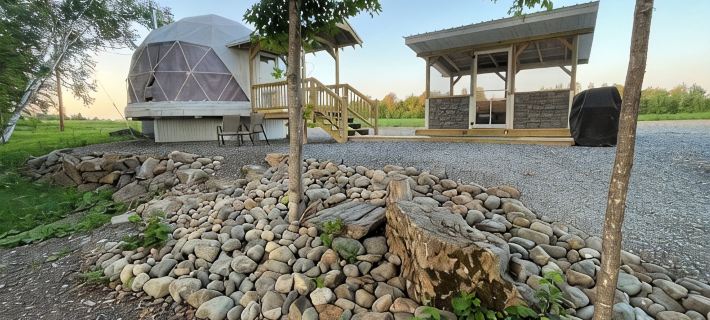 Cozy lakeside glamping dome with fireplace, AC and full bath. アルーストックのホテル