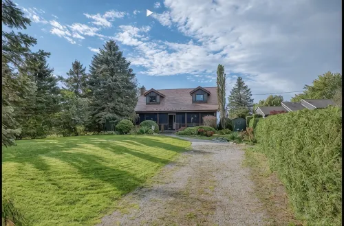 Lovely log cottage by the lake