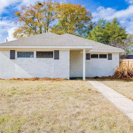 House in Mobile Newly Renovated! Quiet street & centrally located to interstate!
