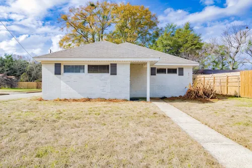 House in Mobile Newly Renovated! Quiet street & centrally located to interstate!