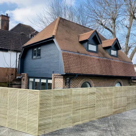 Cosy 2 bedroom detached home in Bromley with secure off-street parking