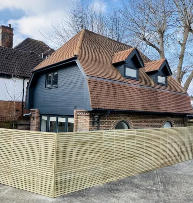 Cosy 2 bedroom detached home in Bromley with secure off-street parking