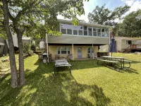 Lake Front home, dock w/2 kayaks, firepit, grill, pedal boat. Lv2 EV charger -  Privatzimmer