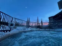 Timber Fox modern 1-bedroom condo in downtown Winter Park with WiFi, AC, hot tub - ブティック