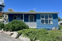 BINALONG BEACH COTTAGE  Beachfront Next door to restaurant. King Bed for couples