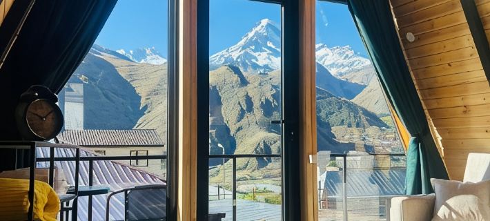 Pyramid Kazbegi Apartments Hotele w: Stepantsminda