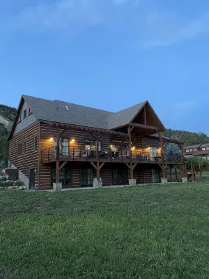 Amazing Luxury Spacious 4 Bed 4 Bath Mountain Retreat Home Near Aspen. Sleeps 10