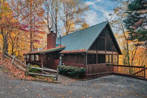 Hot Tub! Close2Downtown/Dollywood/PF! King Bed! Access to Nearby Fishing Pond! - 4-نجوم