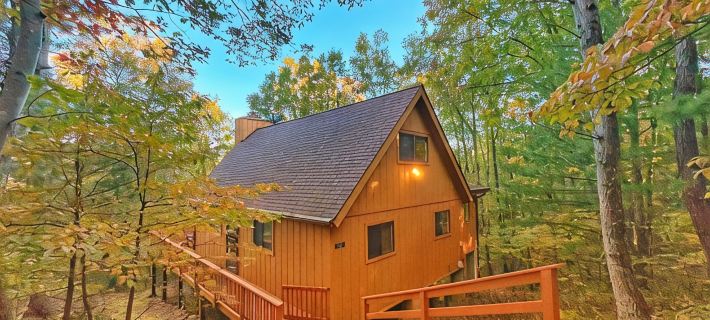 Relaxing Mountain Getaway with Hot Tub & Views! 6 minutes to Bryce Ski Resort Ξενοδοχεία στην πόλη Shenandoah County
