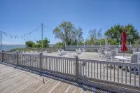 No Cleaning Fee! Brand New Double Queen Studio Condo w/ Waterfront Pool + Beach - Homestays