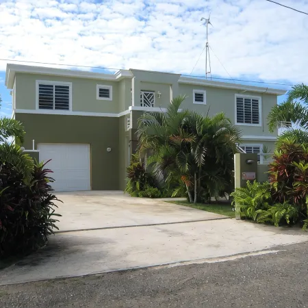 Spacious, attractively decorated 2 BR 1bath gated Apt, 4 Mins to Jobos Beach