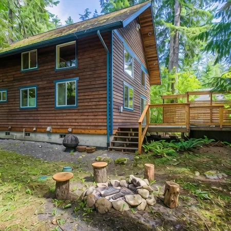 Mt Baker Cabin w/ Private Hot Tub & Deck