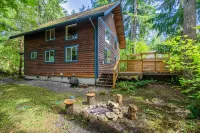 Mt Baker Cabin w/ Private Hot Tub & Deck - Chalets
