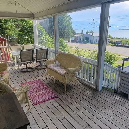 Waterview Home - in town, across from the Marina