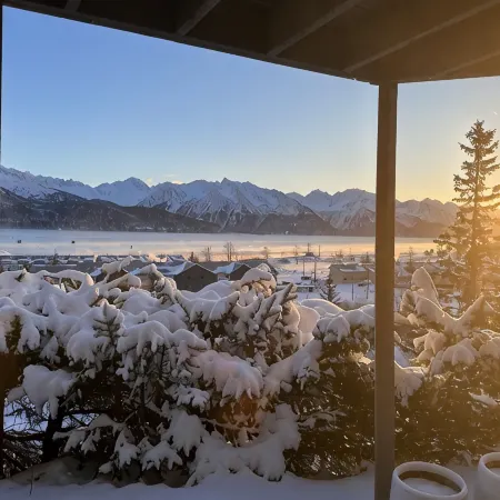 Gorgeous new, 1 bd luxury  apt, offering stunning views of the mountains and bay