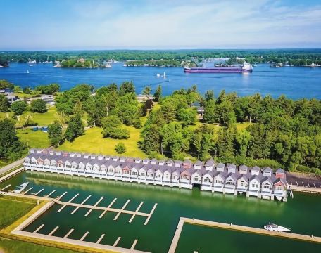Gorgeous Townhouse & Boathouse in Cozy Carnegie Bay