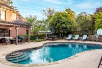 PARADISE FOUND<br>Lakefront - Pool - Beautiful Views