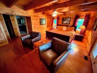 Spacious Cabin Retreat • Hot Tub • Pool Table • Firepit • Near Town/Train • Pets - 4성급
