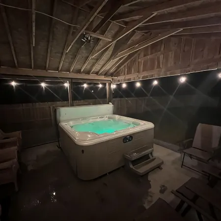 Close to Town, Hot Tub, 2 Kings, 4 Full Beds