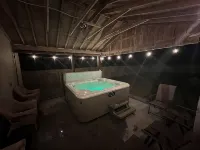 Close to Town, Hot Tub, 2 Kings, 4 Full Beds