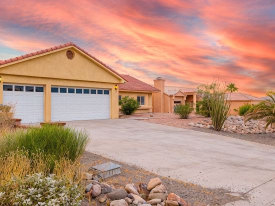 "Lake Lounge" Pool Home 5 Mins from Lake Mohave