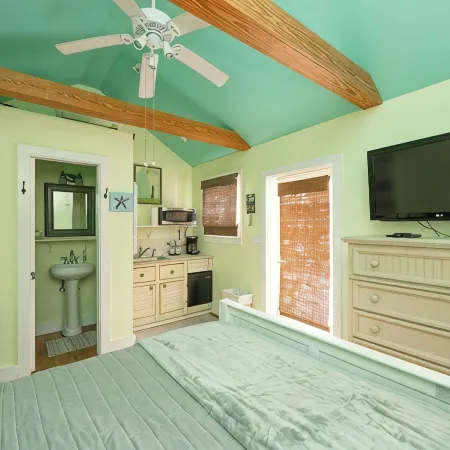 Island Time Hideaway at Old Town Key West Historic Seaport - 3 Blocks to Duval