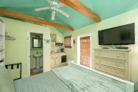 Island Time Hideaway at Old Town Key West Historic Seaport - 3 Blocks to Duval