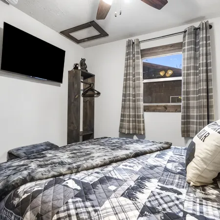 Charming Rustic Retreat - Hot Tub - Pool - Coffee - Fire Pit - 1 mile from SDC!