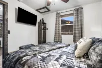 Charming Rustic Retreat - Hot Tub - Pool - Coffee - Fire Pit - 1 mile from SDC! - Homestays