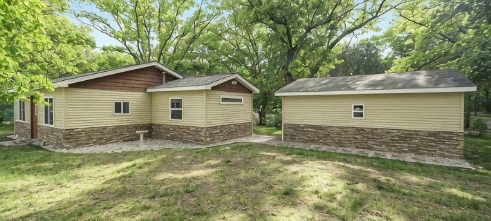 Charming 2-bedroom cottage with Lake Access to School Section Lake Hotels in Mecosta County