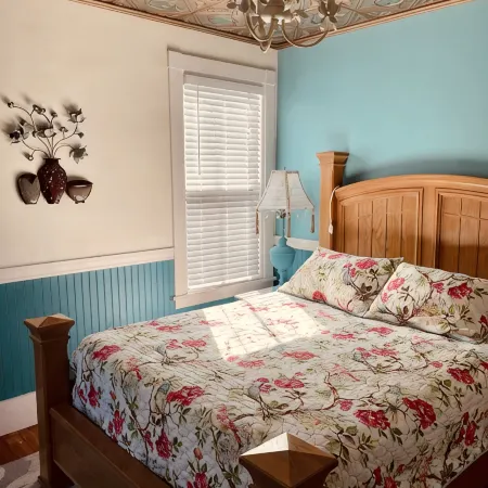Cozy 1890 Cottage Studio with Hot Tub and Fire Pit in Downtown Kennebunk