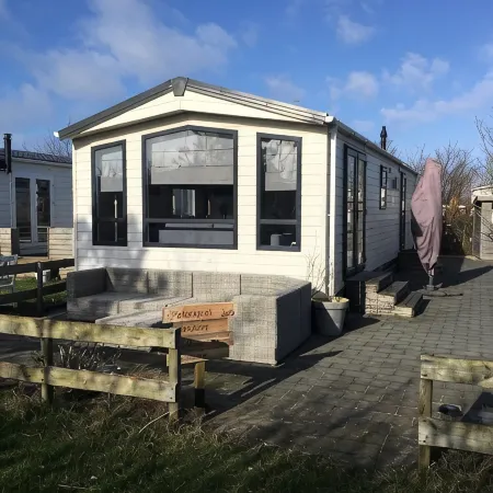Beautiful and luxurious chalet for 4 persons 500 m from the sea. Hotels in Petten