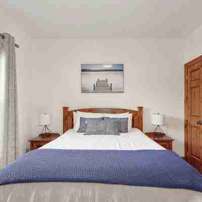 Charming One Bedroom at Snowbridge- Blue Mountain Rooms