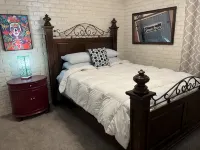 Cozy Place Downtown by the River Center minutes to LSU. Free Parking/Wifi