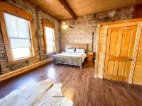 The Brick Street Suite, high ceilings, historic brick street location - Homestays