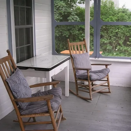 2 Mins/350 ft Walk to West Beach, Relaxing 3-Br Sleeps 8 Cottage with Large Yard
