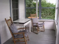 2 Mins/350 ft Walk to West Beach, Relaxing 3-Br Sleeps 8 Cottage with Large Yard - Wi-Fi