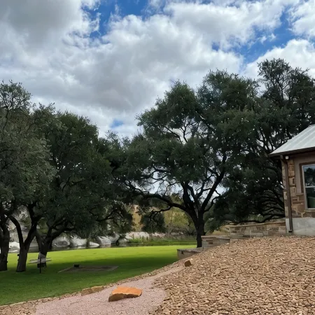 Cosy 1-bedroom cottage with spring-fed creek and spectacular views