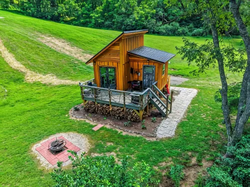 Tiny cabin sits by a bubbling, stocked creek. Pet friendly for a fee, hot tub - Chalets