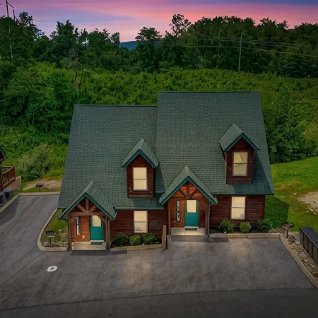 Close to Dollywood-Hot Tub & Kids Closet