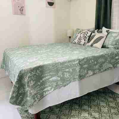 Chic 1-bedroom apartment with AC, WiFi in central  New  Kingston area Rooms