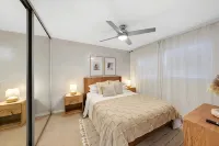 Charming & Relaxing Getaway: Mins to Beach - Patio  5 Star Location - homestay